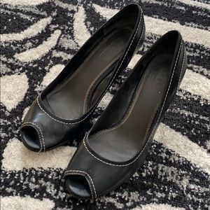 peep toe heeled black shoes